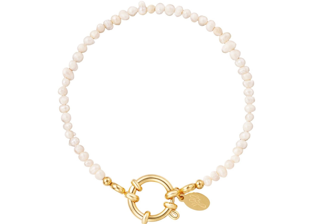 Armband white beads goud